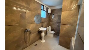 Bathroom - Fabhotel Royal Inn Ii (New Delhi)