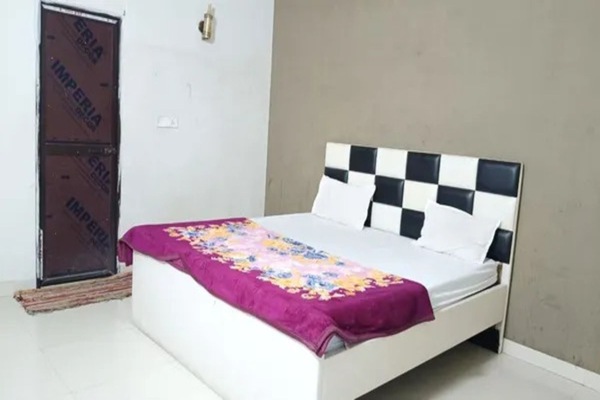 Deluxe Room | Egyptian cotton sheets, premium bedding, in-room safe, desk