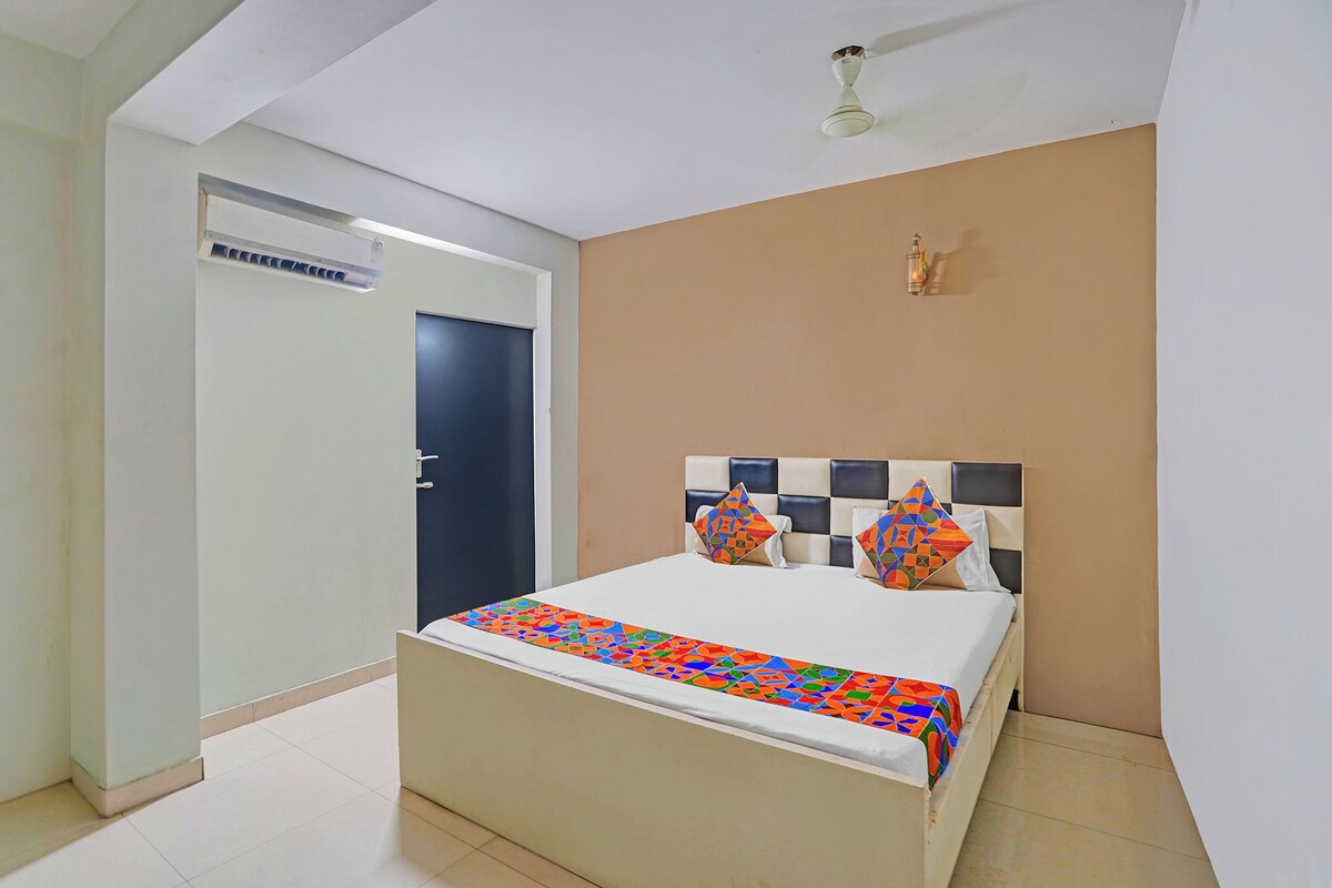 Un dormitorio con cama, ventilador de techo y una puerta.