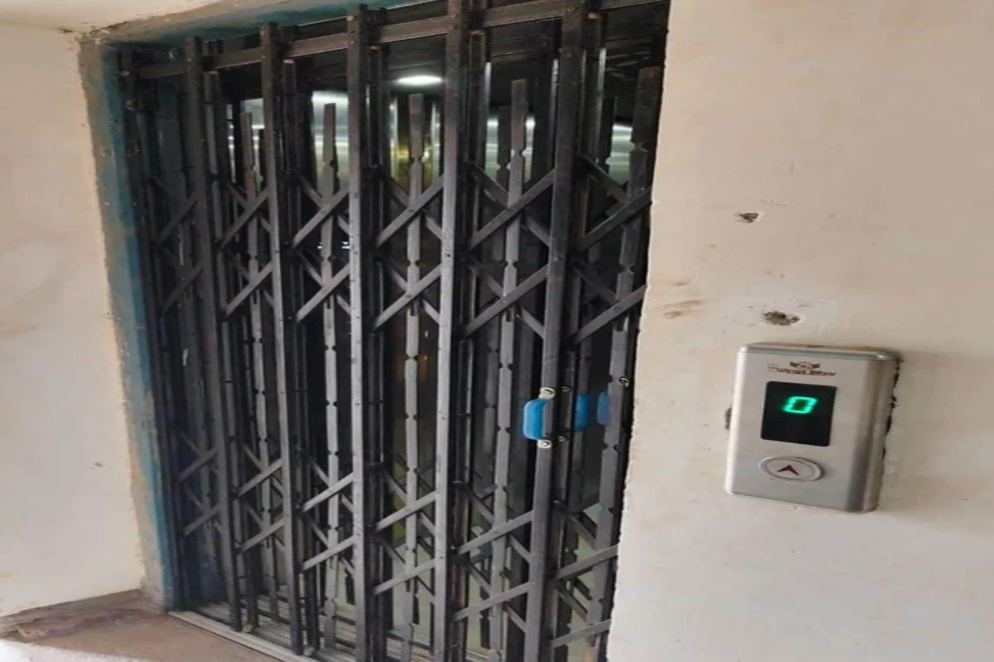 Una puerta de seguridad con un candado digital y un teclado en la pared.