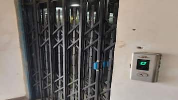 Una puerta de seguridad con un candado digital y un teclado en la pared.