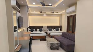 Una habitación de hotel moderna con dos camas, un sofá, un escritorio y una silla.