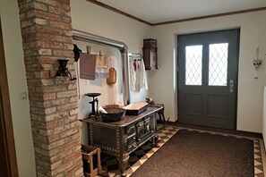 Eine Küche mit Backsteinwand, Holzschrank und Schachbrettmuster-Boden.