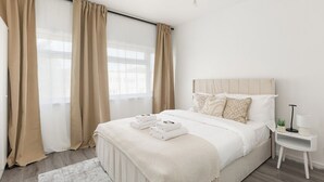 Room - New! Spacious 4BR House w/Garden in Mitcham (Greater London)