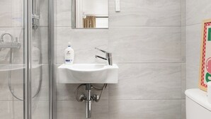 Bathroom - New! Spacious 4BR House w/Garden in Mitcham (Greater London)