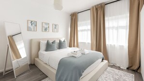 Room - New! Spacious 4BR House w/Garden in Mitcham (Greater London)