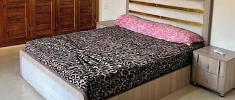Tabla de planchar con plancha, wifi y ropa de cama