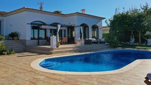 A house with a swimming pool, a covered patio, and a garden. - SaTorre Voramar [4501A] (Sa Torre)