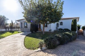 A modern house with a paved driveway, a well-maintained lawn, and a large tree in the center. - SaTorre Voramar [4501A] (Sa Torre)