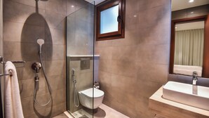 A modern bathroom with a glass-enclosed shower, a toilet, and a sink. - Private Pool Villa in Hawana Salalah — 5 min to the Beach (Taqah)