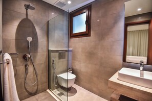 Ein modernes Badezimmer mit einer einteiligen Duschkabine, einer Toilette und einem Waschbecken.