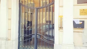 Una entrada de doble puerta con un cartel que dice 'SBI 1886'.