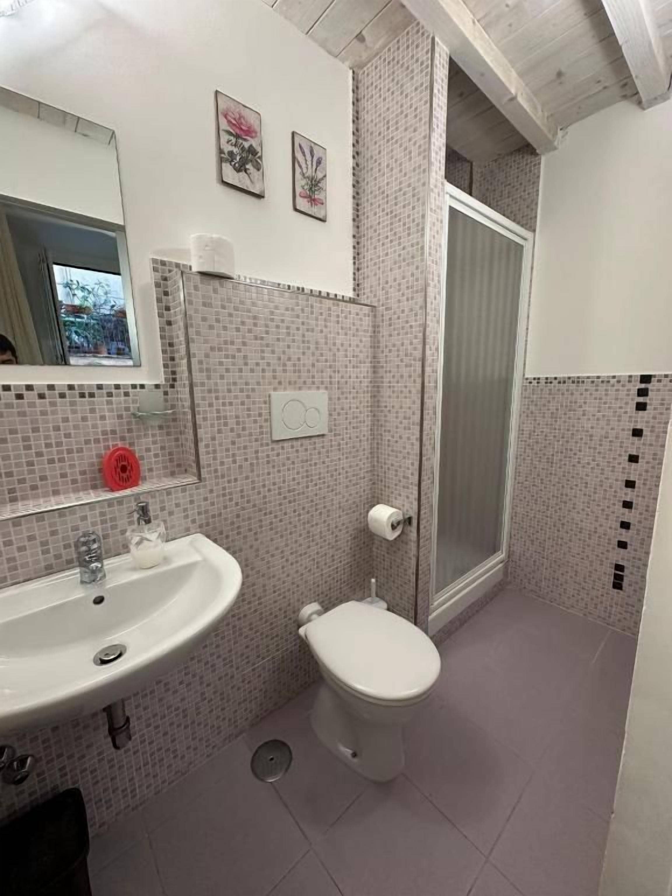 Ein Badezimmer mit Waschbecken, Toilette und Dusche.