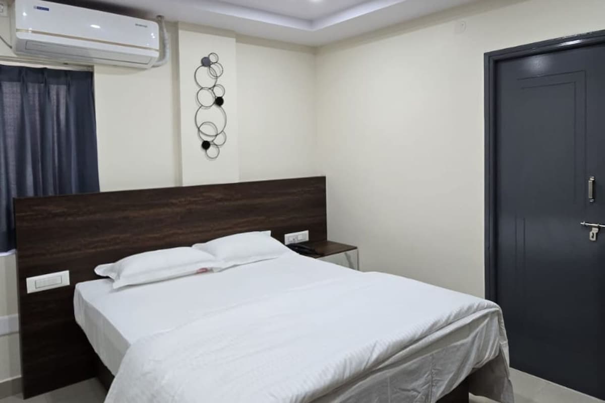 Deluxe Single Room, 1 Queen Bed | WiFi (free)