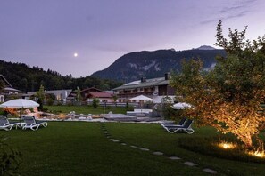 Un hôtel doté d’une terrasse et offrant une vue sur la montagne.