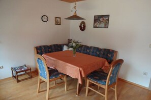 A dining area with a table, chairs, and a decorative vase. - Holiday apartment in Böbrach with Wi-Fi (Böbrach)