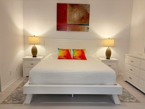 Room - Beautiful Vacation Home with Saltwater Pool, Lake View and SW Exposure (Naples)