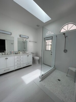 Bathroom - Beautiful Vacation Home with Saltwater Pool, Lake View and SW Exposure (Naples)