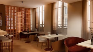 Ein modernes Interieur mit Essbereich, einer Holzabtrennung und großen Fenstern.