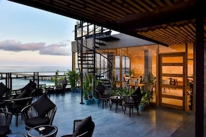 Outdoor dining - Park View Stay (Malé)