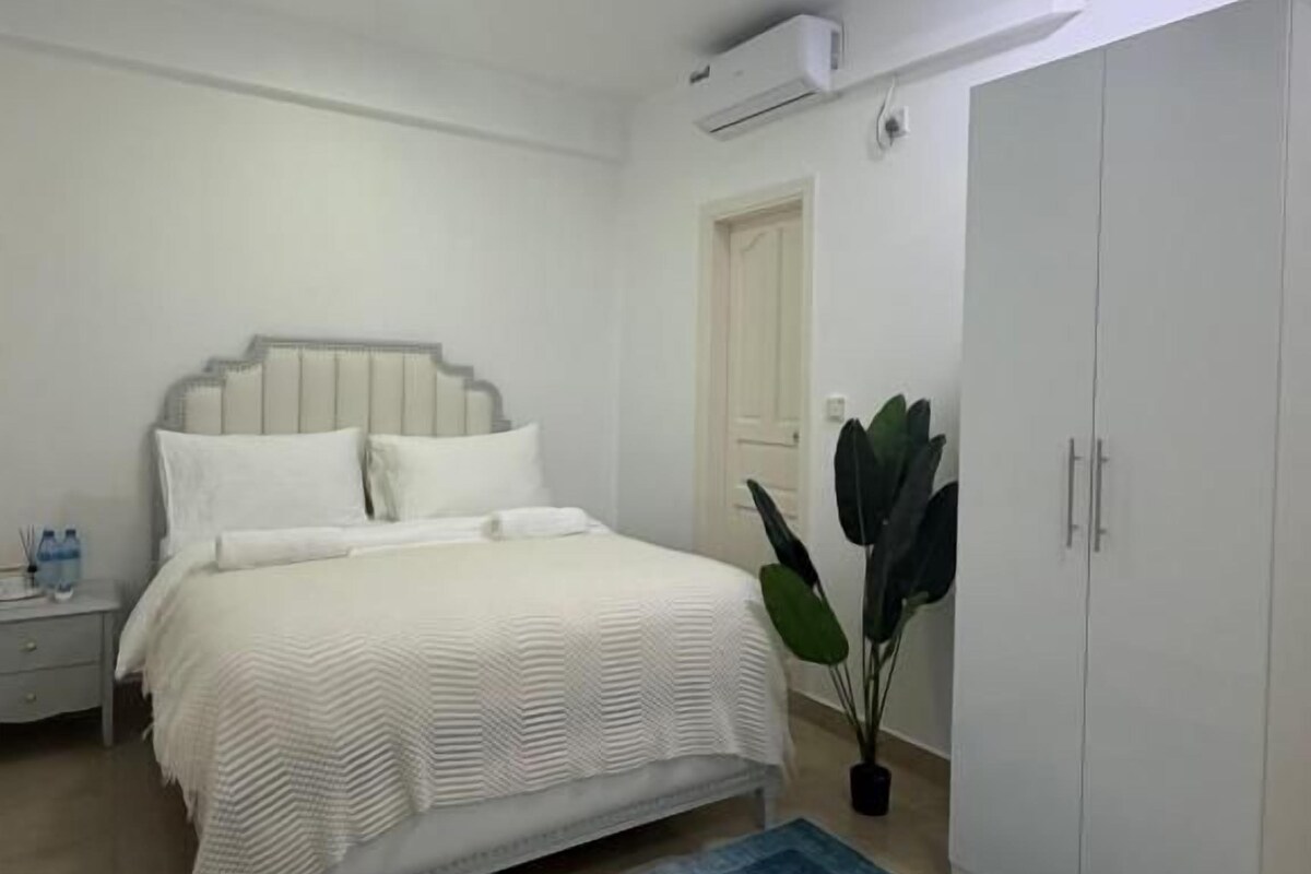 Deluxe Room | Iron/ironing board, WiFi (free)