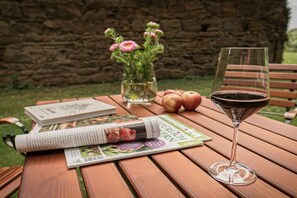 Outdoor dining - Vlatten Manor House - Under the Roof (Heimbach)