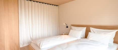 WiFi (free), bed sheets