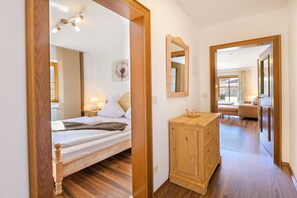 Ein Schlafzimmer mit einem hölzernen Bett, einer Nachttischlampe und einer Holzkommode.