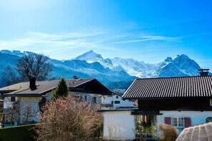 A mountain landscape with snow-capped peaks and a clear sky. - Holiday apartment with 1 bedroom (Garmisch-Partenkirchen)