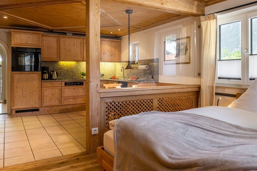 Una cucina compatta con mobili in legno, un piano cottura e un lavandino.