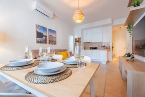 A modern kitchen with white cabinets, a built-in oven, and a microwave. - Apartamento Salinetas Beach, 10m to the beach (Telde)