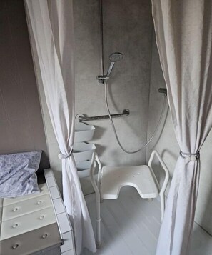 Bathroom - Holiday apartment with 1 bedroom (Westoverledingen)