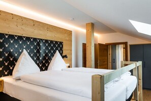 A room with a bed, wooden headboard, and a skylight. - Holiday apartment with 1 bedroom (Garmisch-Partenkirchen)