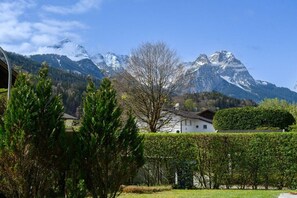 Una casa amb vista a muntanyes nevades.