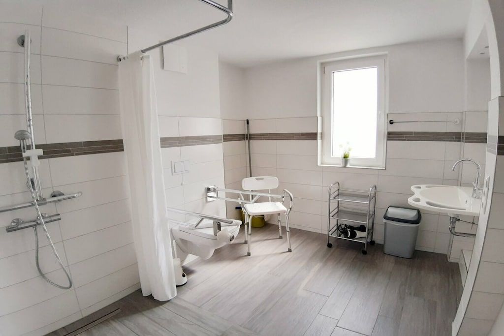 Un baño moderno con ducha, inodoro y lavamanos.