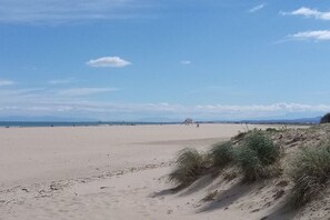 A beach with sand dunes and a clear sky. - Holiday home with 1 bedroom (Gruissan les Ayguades)