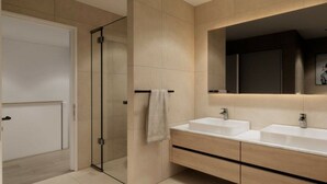 Une salle de bain moderne avec une douche à parois de verre, un meuble-lavabo à deux vasques et un grand miroir.