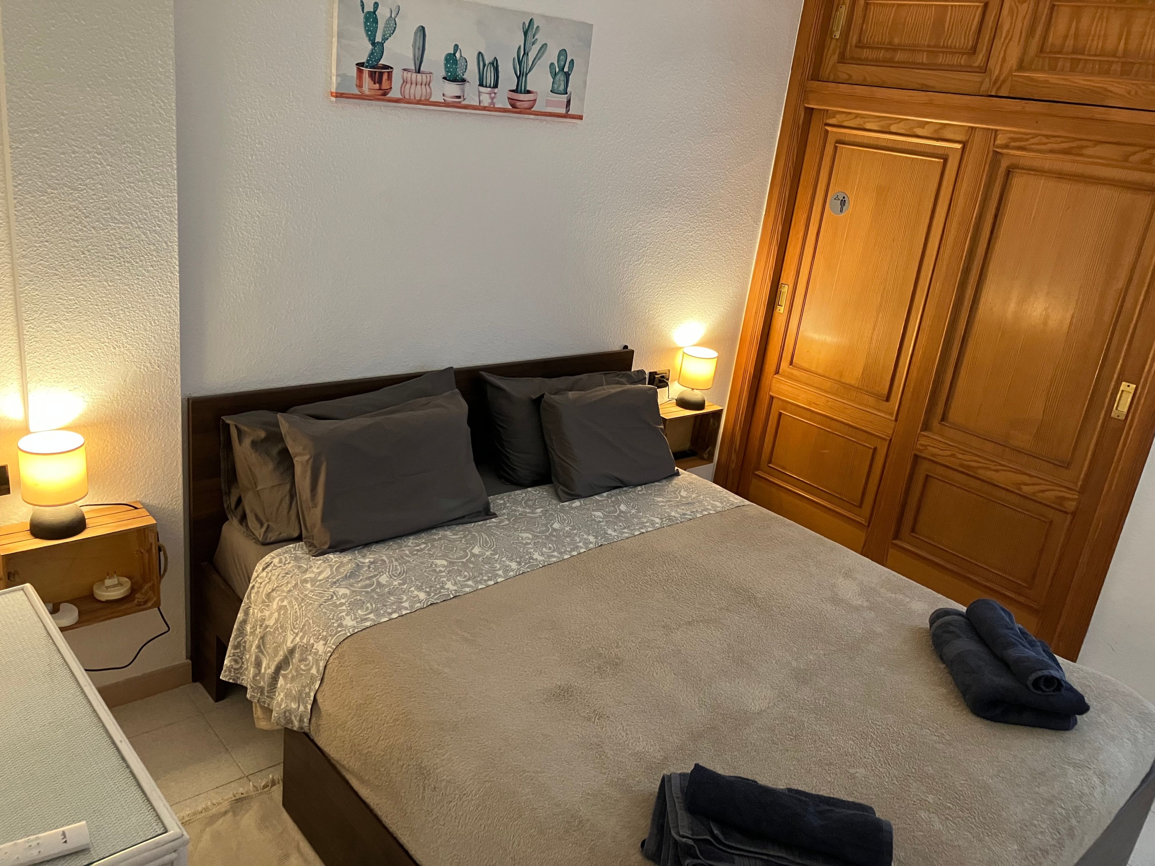 Iron/ironing board, WiFi, bed sheets