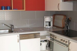 A kitchen with a dishwasher, coffee maker, toaster, and oven. - Holiday apartment with 1 bedroom (Maring-Noviand)