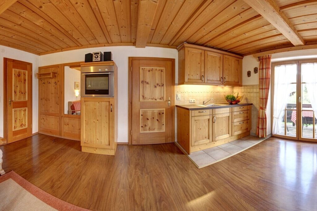 Coffee/tea maker, fridge, oven, stovetop