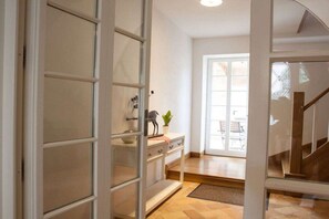 A modern kitchen with a glass door leading to a balcony. - Winemaker's House for 6 people (Wasserliesch)