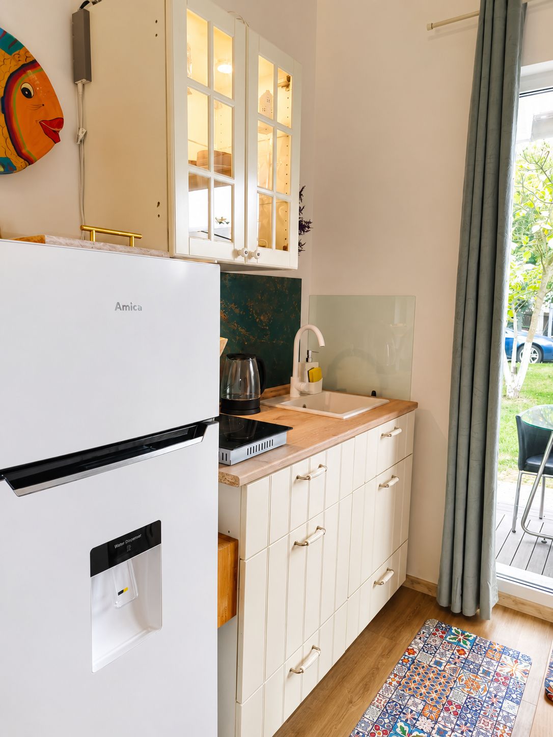 Coffee/tea maker, fridge, stovetop, electric kettle