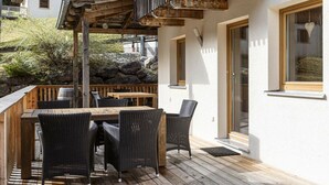 Outdoor dining - Cabin in Annaberg with swimming pool (Annaberg)