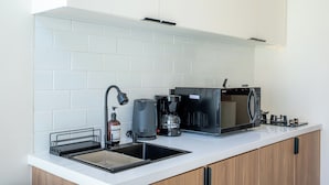 Una cocina moderna equipada con lavavajillas, cafetera y microondas.