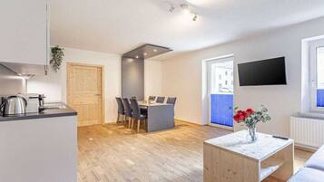 Eine moderne Wohnung mit Küche, Essbereich und Wohnraum.