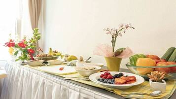 Ein Frühstücksbuffet mit verschiedenen Früchten, Gemüse und Getreideprodukten.