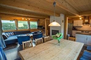 Ein gemütliches Cabin-Interieur mit Essbereich, Sofa und Küchenzeile.