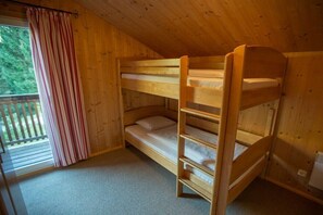 A bunk bed room with a window and curtains. - Cabin in Annaberg with swimming pool (Annaberg)