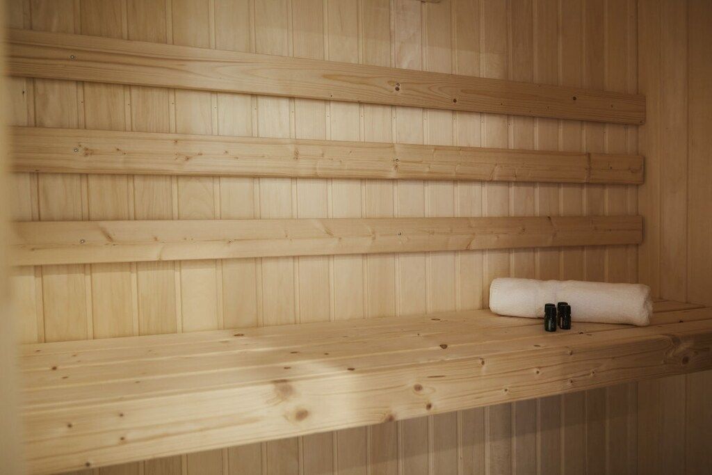 Un sauna en bois avec des bancs et une serviette.