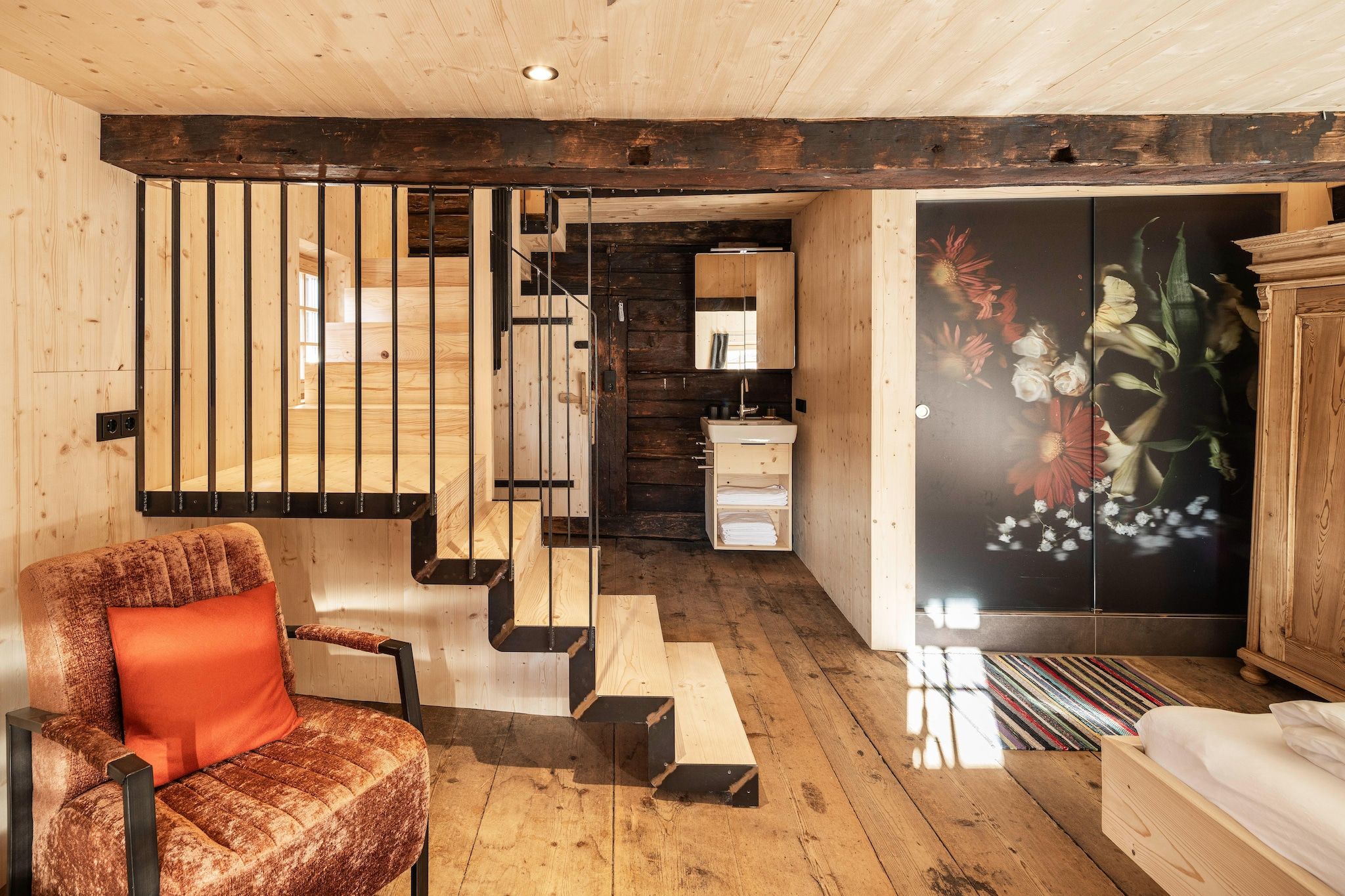 Un interior de madera con una escalera, un sofá y un armario.